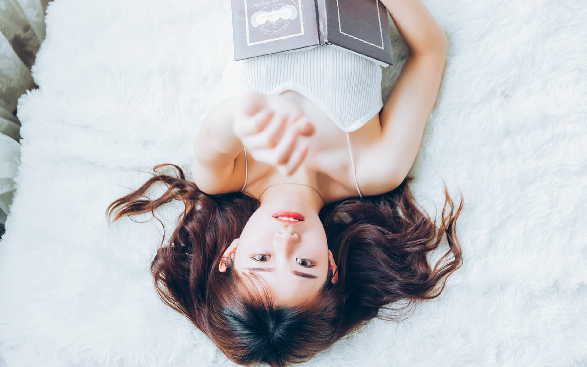 _极光滑雪与光影秀：冬日奇观激荡心灵_，极光和滑雪总有一个要有的吧