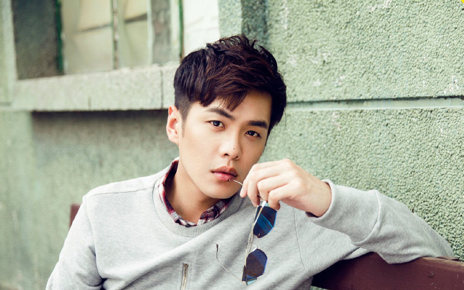 kaiyun体育app-球迷狂欢夜：球场变成了欢乐的海洋，球迷疯狂庆祝照片