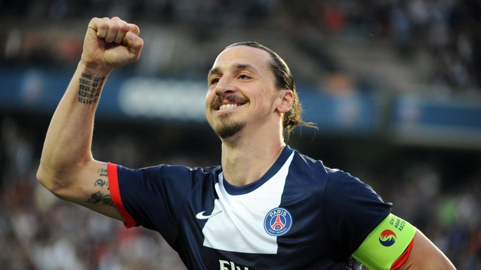 球迷狂欢夜：球场变成了欢乐的海洋，球迷疯狂庆祝照片