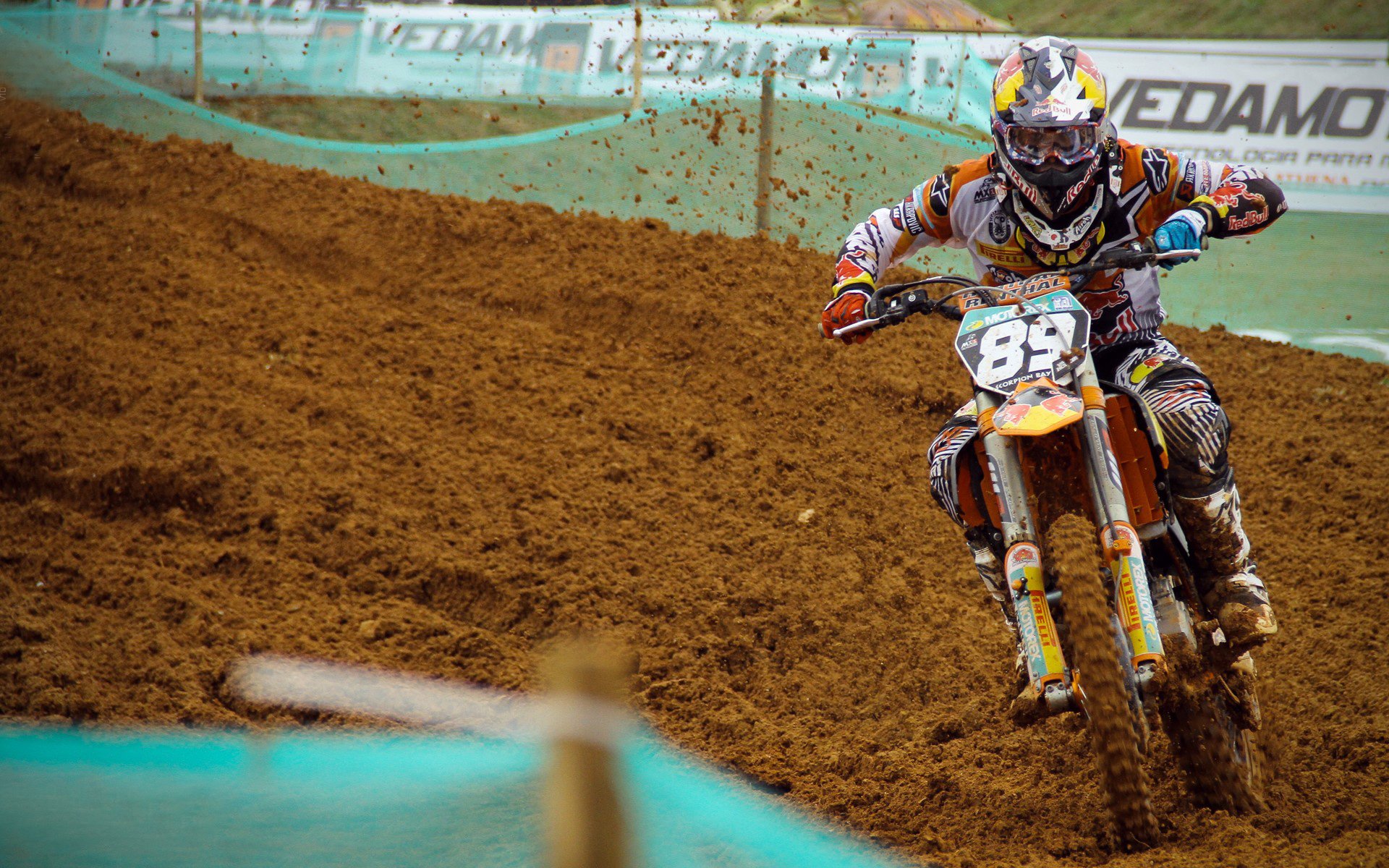 一场激烈的对决展现了球员们的精彩技艺，激烈对决同义词