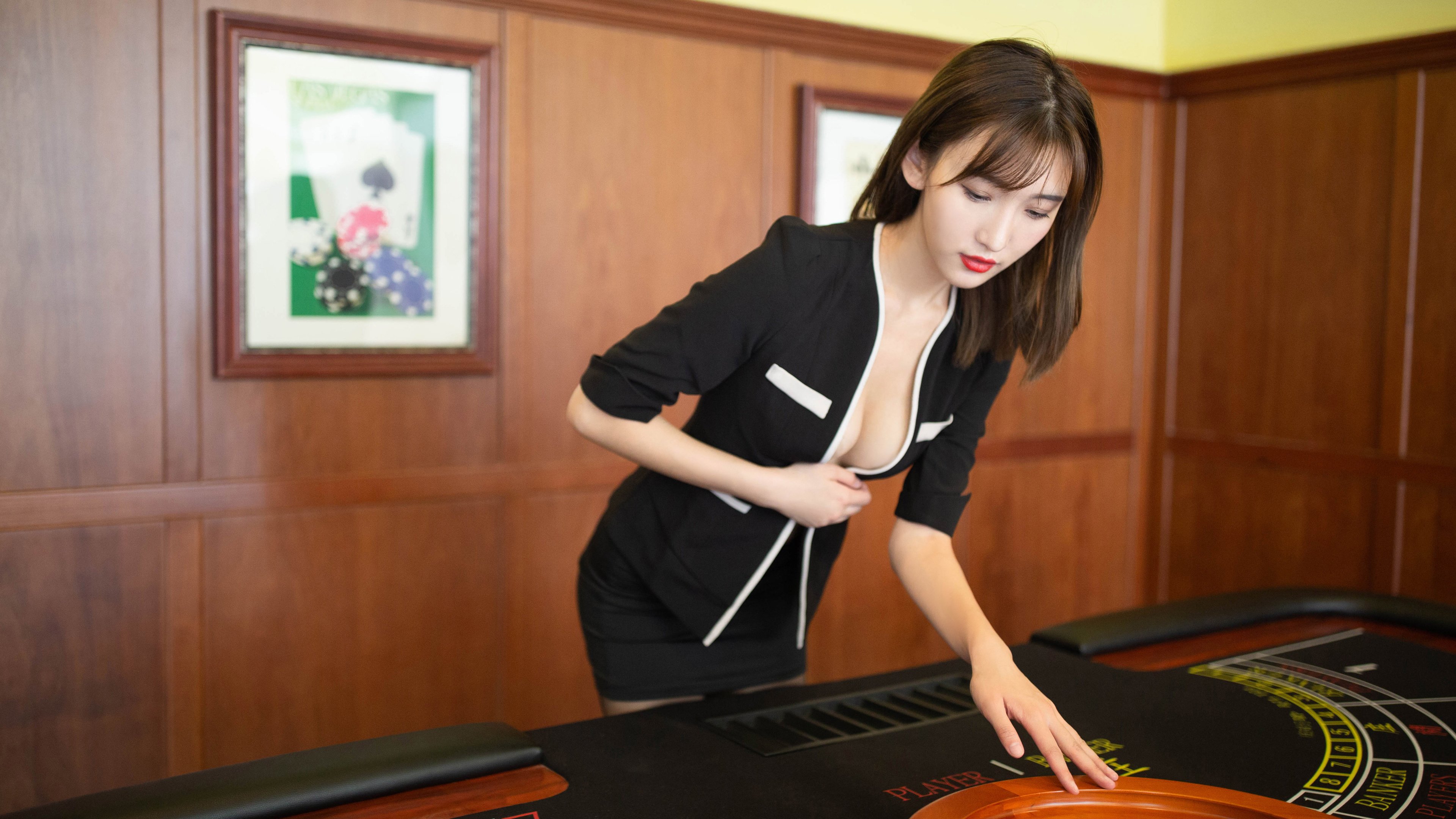 队医团队深夜加班处理伤病保障比赛期间人员健康